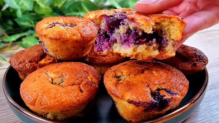Weź płatki owsiane, jogurt i borówki! Wymieszaj wszystko i dietetyczne muffiny są gotowe
